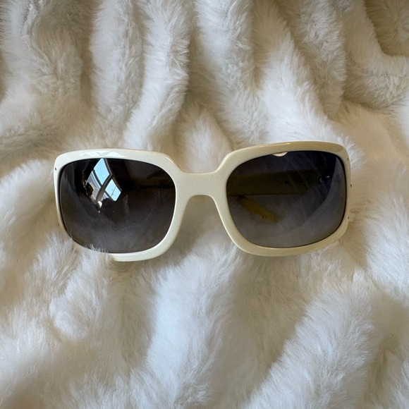 Coach Cream Sunglasses With Case - Picture 4 of 5